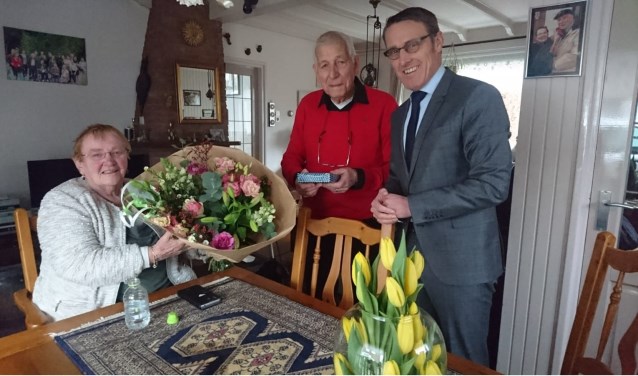 Lenie en Herman Segboer kregen bezoek van de burgemeester | Fotonummer: b0b5b4