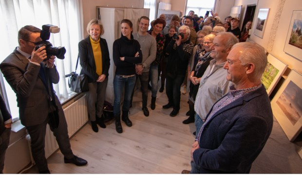 Burgemeester Frank van der Meijden (met camera) opent de foto-expositie van Marcel van de Kerkhof (Beek en Donk) en Marcel van de Kerkhof (Aarle-Rixtel) | Fotonummer: c799a8