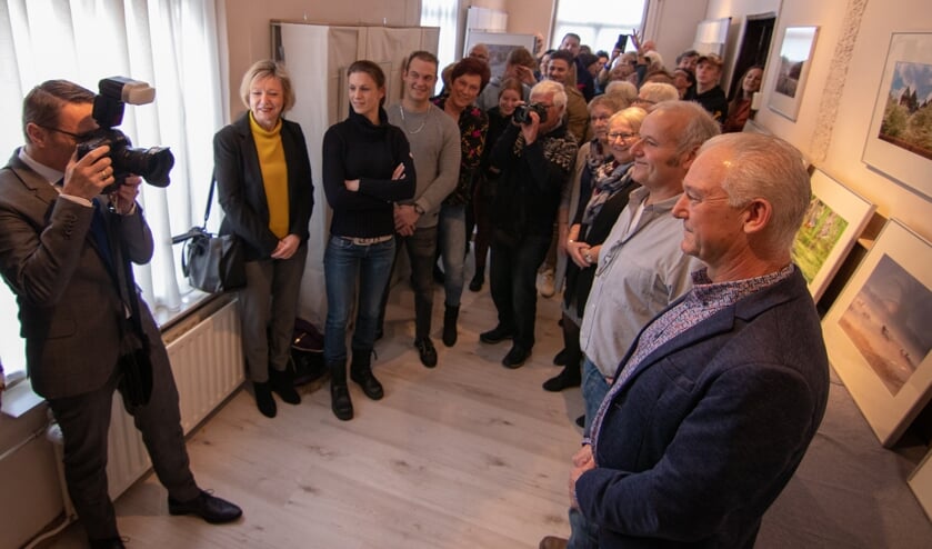 Burgemeester Frank van der Meijden (met camera) opent de foto-expositie van Marcel van de Kerkhof (Beek en Donk) en Marcel van de Kerkhof (Aarle-Rixtel) | Fotonummer: c799a8