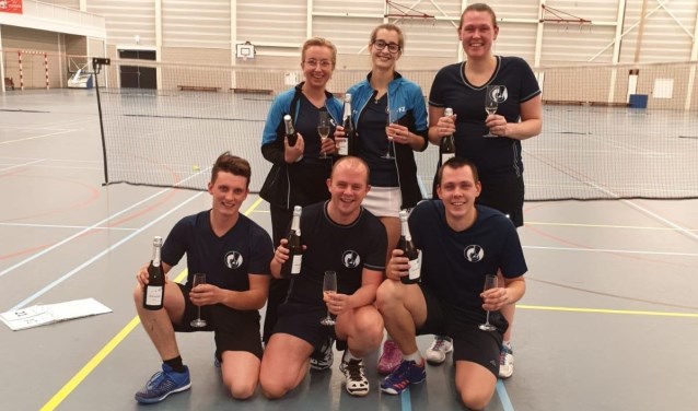Het vaandelteam van B.C. De Ganzeveer viert het kampioenschap | Fotonummer: 5dddc2
