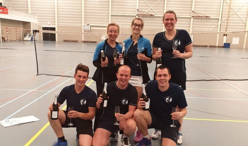 Het vaandelteam van B.C. De Ganzeveer viert het kampioenschap | Fotonummer: 5dddc2