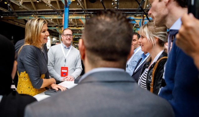 Koningin Máxima (l), daarnaast Aarle-Rixtelnaar Johan van Bakel | Fotonummer: 2ff5ff