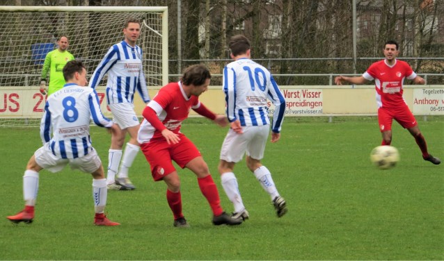 Een speler van RKPVV tussen Niels den Bol (8) en Ruben van Hoof in. Roel Donkers kijkt toe | Fotonummer: 3959f3