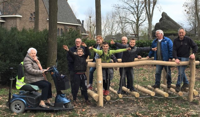 Jong en oud maakt gebruik van een nieuw speeltoestel | Fotonummer: 2d839b