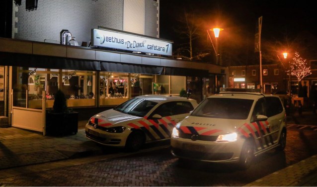 Politie aanwezig voor onderzoek na de overval (19 december 2018) op cafetaria De Donck | Fotonummer: 466a7b