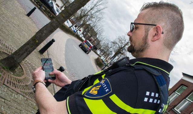Wijkagent van Aarle-Rixtel, Roel Timmermans, bezig met de app van Nextdoor | Fotonummer: 46b6d4