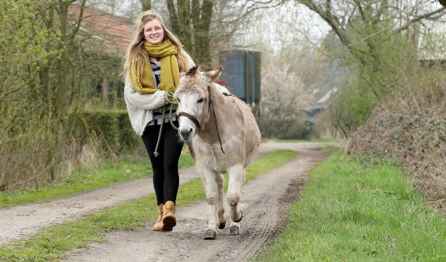 Carmen Coolen met haar ezel 'Prairie' | Fotonummer: d49f51
