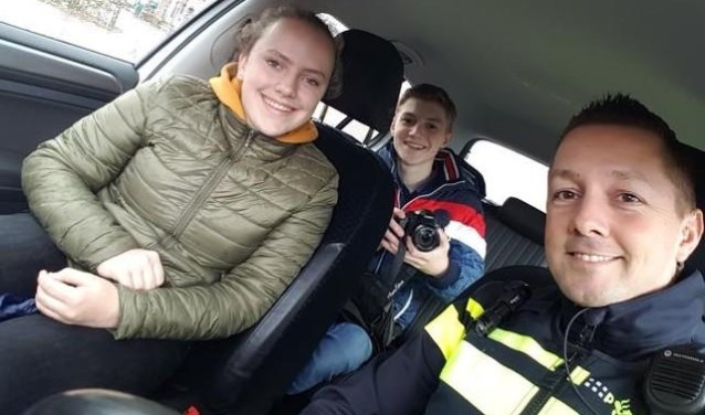 Vlnr: Meike Daniëls en Stijn Geene (MooiLaarbeekTeenz). Rechts politieagent Niels Kanters | Fotonummer: e06815