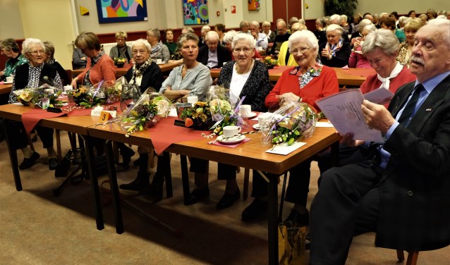 Vlnr: Mevr. Bouw-v.d. Tillaart (met dochter), mevr. van der Heijden, (dochter en) mevr. Bouw-Croymans, mevr. Leenders en het echtpaar Helmantel | Fotonummer: 2f33f6