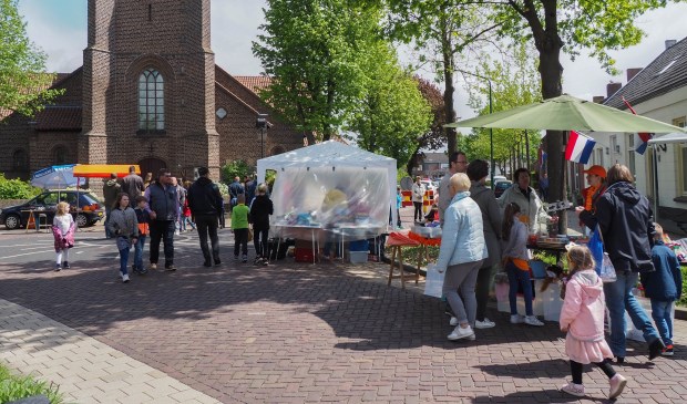 Een deel van de vrijmarkt, richting de Kerkstraat in Beek en Donk | Fotonummer: 917485