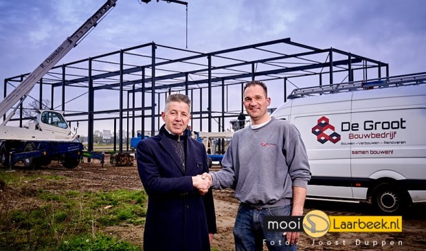 Wethouder Meulensteen (l) en Terry de Groot (De Groot Bouwbedrijf) | Fotonummer: c2169b
