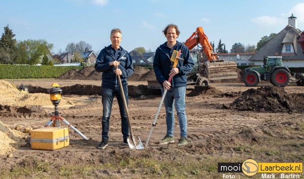 Theo Kemps (l) en Robin Rijf bij de nieuwe locatie op de splitsing Duivenakker/Helmondseweg in Aarle-Rixtel | Fotonummer: c3fbd4