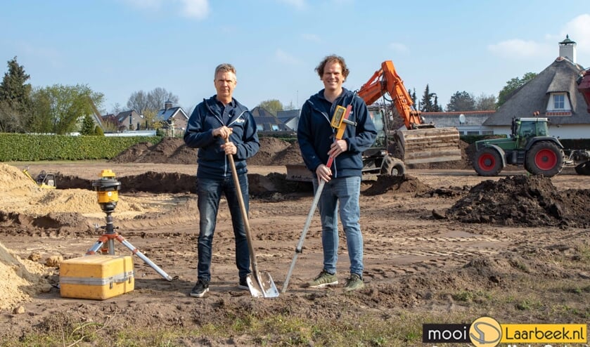 Theo Kemps (l) en Robin Rijf bij de nieuwe locatie op de splitsing Duivenakker/Helmondseweg in Aarle-Rixtel | Fotonummer: c3fbd4