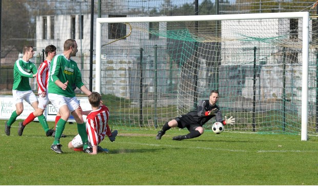 Stijn Kersjes (ASV'33) ziet zijn inzet geblokkeerd worden door de doelman van RKGSV | Fotonummer: 60ce80
