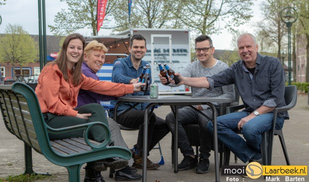 Werkgroep activiteiten Ondernemersvereniging Heuvelplein is klaar voor de Dorpsbarbecue | Fotonummer: cdc950
