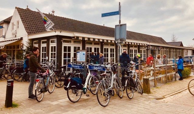 Volop fietsdrukte bij start- en eindpunt van de Scan & Go Fietsspeurtocht | Fotonummer: b64d94