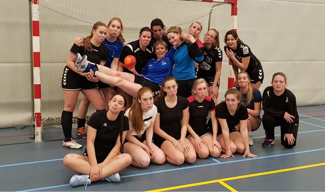 De dames van HV Bedo nemen afscheid van Jolanda de Groot | Fotonummer: 79221e