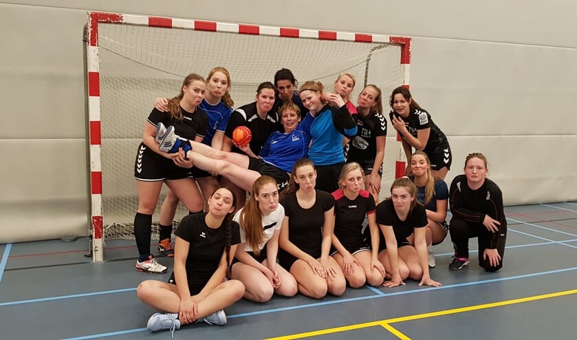 De dames van HV Bedo nemen afscheid van Jolanda de Groot | Fotonummer: 79221e