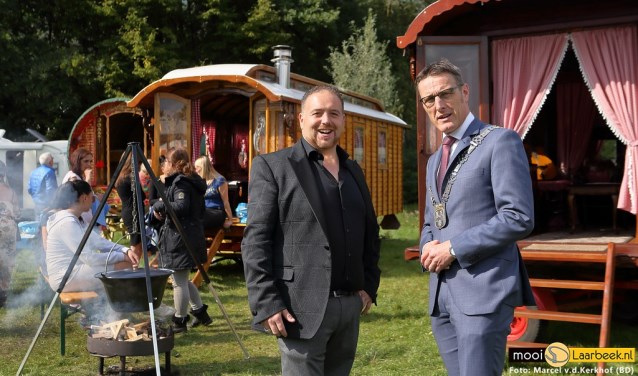 Koekie Wagner, woordvoerder namens de Sinti (l) en burgemeester Frank van der Meijden op het Sinti-festival Latcho Diewes in 2017 | Fotonummer: 8572c6