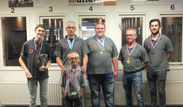 Vlnr: Stijn Geene (jeugd koning), Erwin Wijnhoven (recurve Prins) en Milan v.d. Heuvel (jeugd prins), Martijn v.d. Heijden (recurve Koning), Frank Schepers (compound Keizer) en Joost Jansen (compound Koning) | Fotonummer: 91f37c