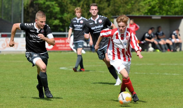 Peer van de Kerkhof (ASV'33) snelt voorbij de verdediging van Mifano | Fotonummer: 17bcb3