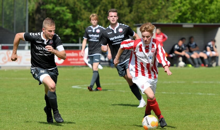 Peer van de Kerkhof (ASV'33) snelt voorbij de verdediging van Mifano | Fotonummer: 17bcb3