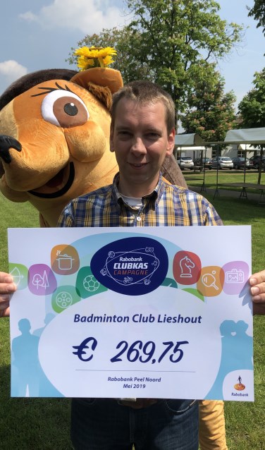 Bestuurslid Derek Dirven met de cheque | Fotonummer: 6602bb