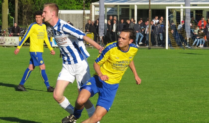 Huib van Zutphen (vv Mariahout) is Eli-spits Stijn Donkers de baas | Fotonummer: 283a96