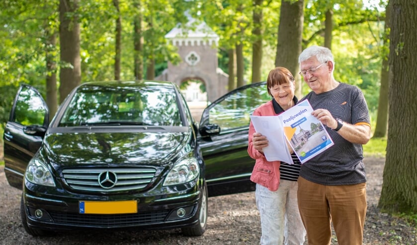 Redacteur Jac Babin op pad met zijn vrouw. De route leidt o.a. langs Landgoed Eyckenlust | Fotonummer: 092f09