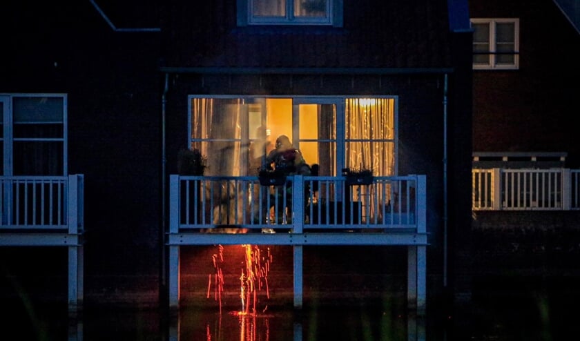 Passant wekt bewoners bij balkonbrand in Beek en Donk