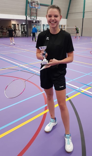 Winnaar Ainara Vandegard mocht de bijbehorende beker in ontvangst nemen. | Fotonummer: 3ecfb7