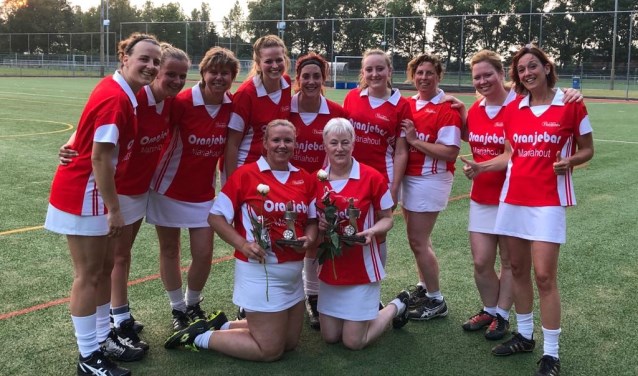 In het midden Sandra v.d. Wijdeven en Anja v.d. Vegt. Eromheen de speelsters van het midweek team | Fotonummer: 574e89