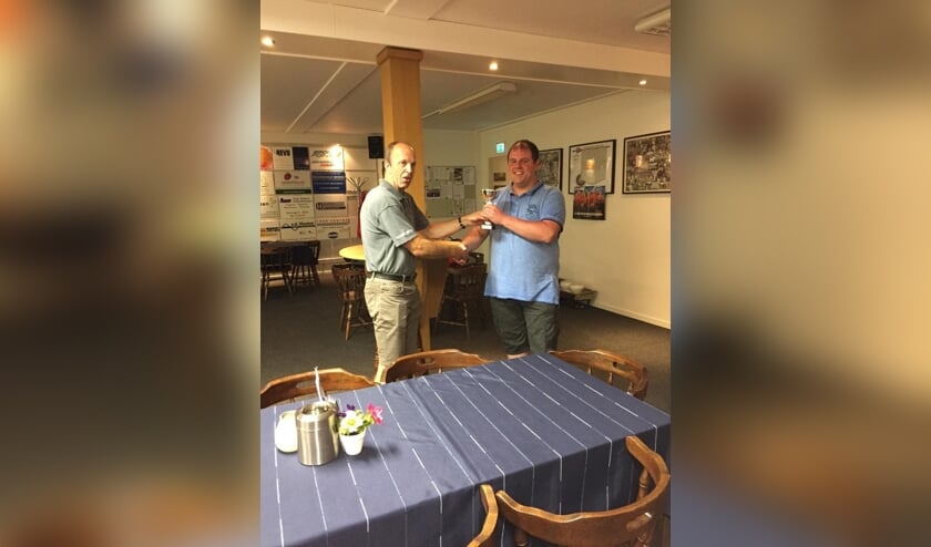 Martijn v.d. Heijden neemt de trofee in ontvangst | Fotonummer: dfb932