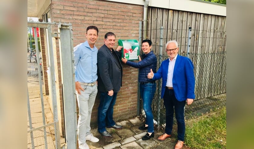 Vlnr: Jeroen de Louw (voorzitter VV Mariahout), Dries Klösters (voorzitter Ondernemersfonds), Monika Slaets (wethouder gem. Laarbeek) en Jan de Wit (voorzitter Stichting AED Alert Laarbeek) | Fotonummer: ecc559