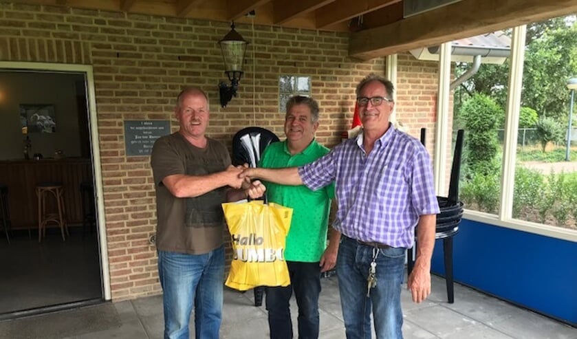 Vlnr: Jos van den Heuvel Hoofdman, Gerard Maas Erekampioen en Henk van der Velden Kampioen | Fotonummer: bd5e8a