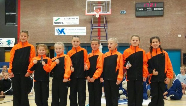 Op de foto: Emma van der Zalm, Eva Bonnet, Robin van Es, Madelief van Mourik, Tess Westerhout, Lenthe vd Heyde, Soomer van der Heyde, Noortje Hoogervorst. | Foto: PR