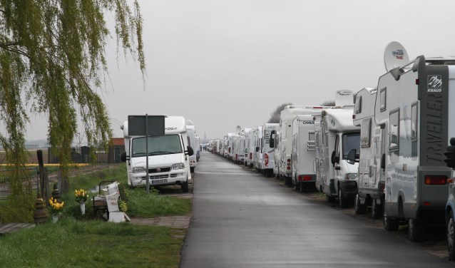 De geparkeerde campers aan de Leidse Vaart. | Foto: archief