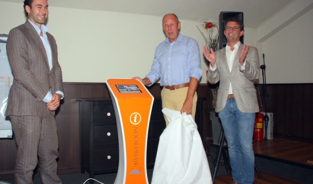 Wethouder Barnhoorn onthult de eerste zuil. Links naast hem directeur Stephhen van Es en voorzitter NOV, Cees van Wijk. | Foto: WS