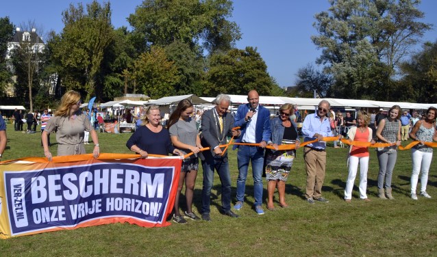 Burgemeester Jan Rijpstra wordt door een aantal Noordwijkers geholpen met het leggen van een duurzame verbinding. | Foto Joke van der Zanden