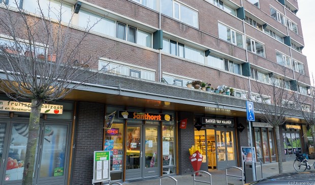 Winkelcentrum Santhorst aan de kant van de Van Diepeningenlaan. | Foto: J.P, Kranenburg