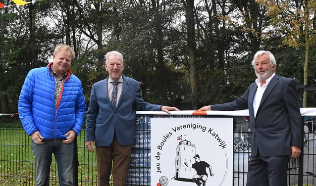 Ton Diepenhorst en Ton de Waal onthulden samen het verenigingslogo. | Foto: Piet van Kampen