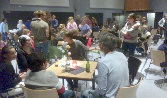 Samen eten is samen optrekken. Als vanzelf ontstond er een gemixt gezelschap. | Foto: PR
