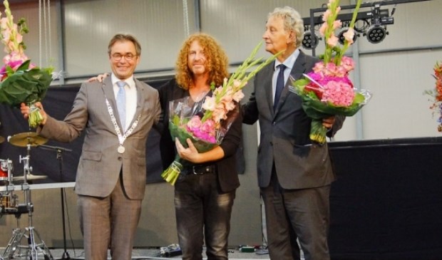 Jos Wienen, Zandtovenaar Gert van der Vijver en Eberhard van der Laan bij de opening van de Flower Parade in 2014. | Foto: Treffend Beeld