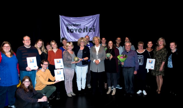 Alle prijswinnaars samen met burgemeester Driessen, die de publiekprijzen uitreikte, de juryleden en organisatoren van het Toverbal Festival. De winnaressen van de hoofdprijzen staan links en recht van Driessen met hun Toverbaltrofeeën.