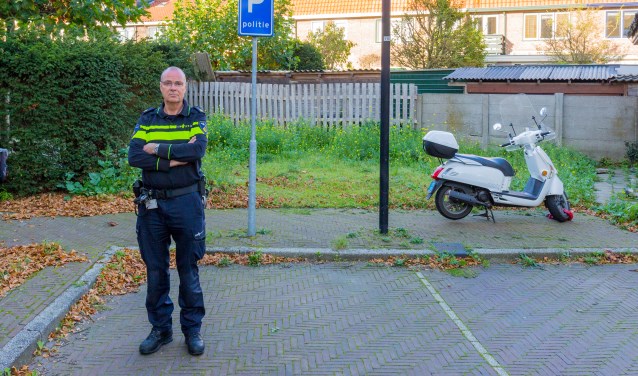 Wijkagent Menno Zijlstra veertig jaar in overheidsdienst. | Foto Wil van Elk