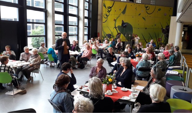 Wethouder Arno van Kempen in gesprek met de bezoekers van de Dag van de Mantelzorg in 2016. | Foto: archief