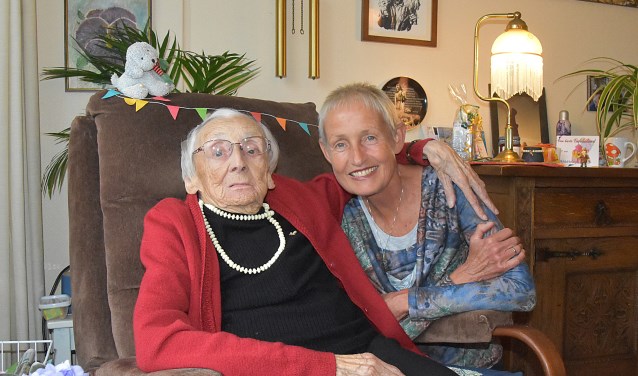 De 100-jarige Tina van der Lee samen met haar nicht Karin. | Foto: Piet van Kampen