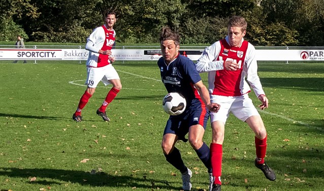 Leroy van Westrienen in een verbeten man tot man duel met één van de spelers van Valken'68. | Foto: J.P. Kranenburg