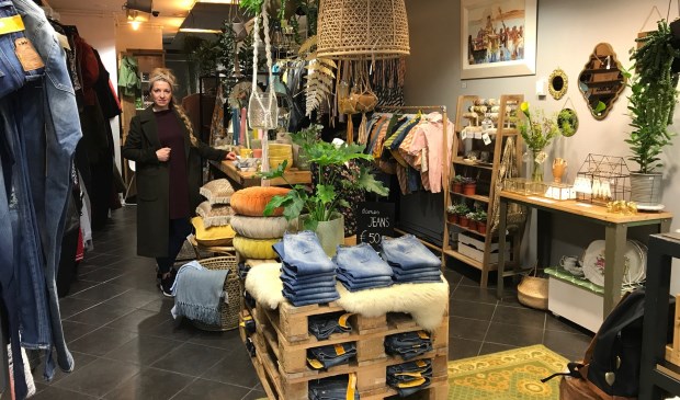 Trudy Schaap in haar nieuwe winkel Harlem6.