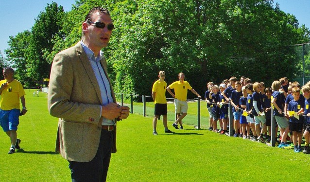 Wethouder Marien den Boer, hier bij de aftrap van een sponsorloop dit voorjaar, stopt als wethouder. | Archieffoto Willemien Timmers
